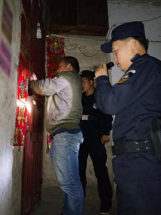 锦屏县粗心妈妈误将幼女锁家中 民警全城寻开锁师傅开门