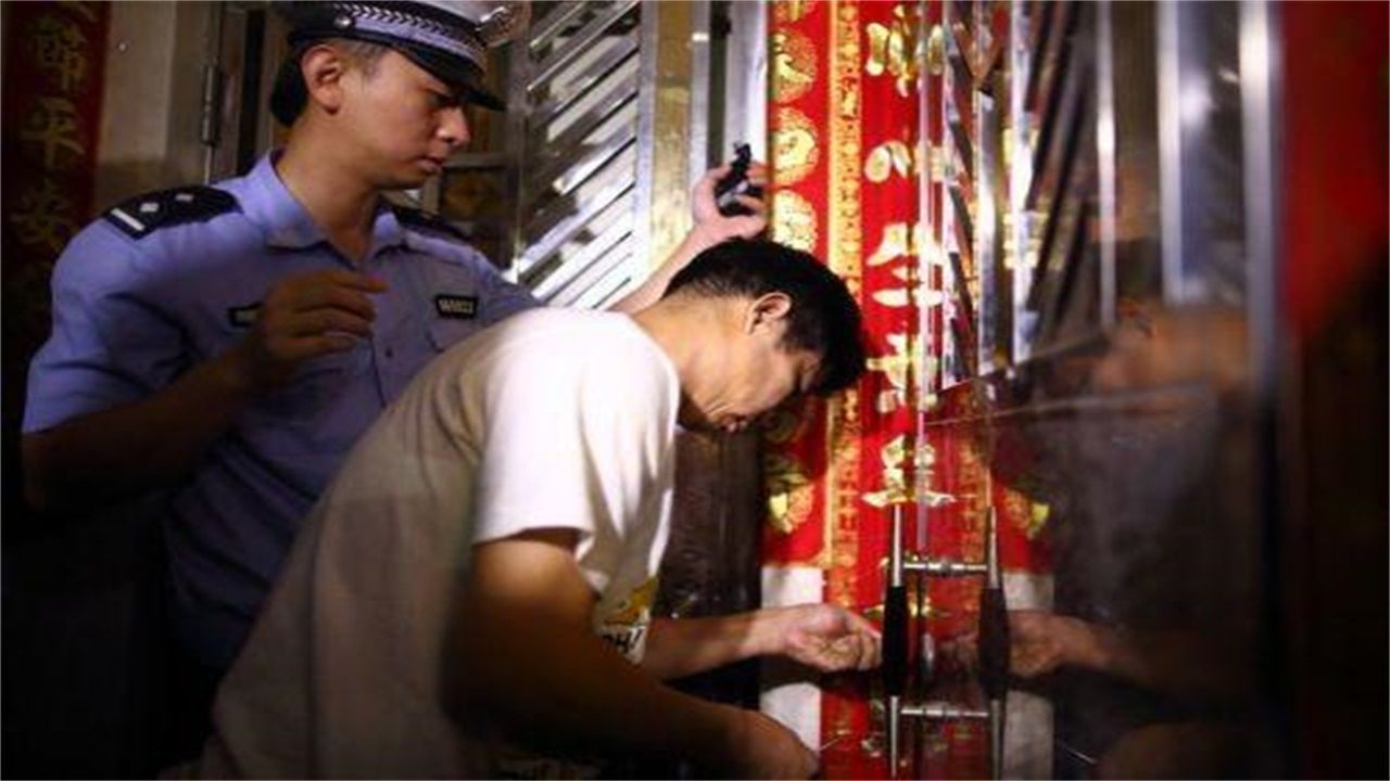 锦屏县请开锁师傅开了锁后，师傅为什么一般都不进门，就算主人请也不进去？